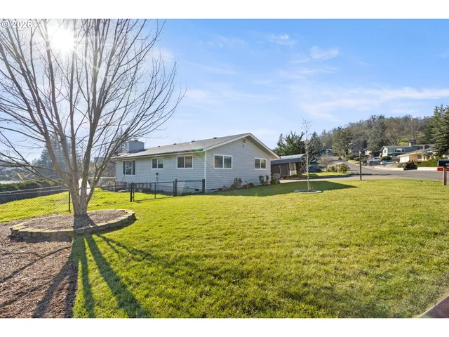 $450,000 | 2025 Northwest Delridge Avenue, Roseburg, OR 97471