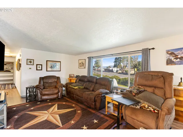 $450,000 | 2025 Northwest Delridge Avenue, Roseburg, OR 97471