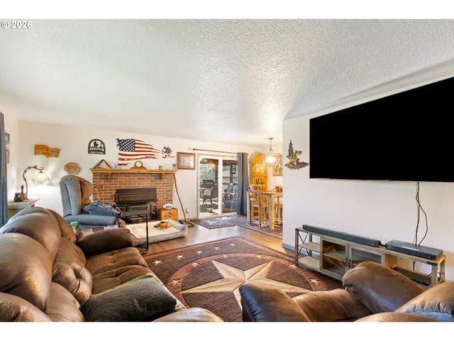 $450,000 | 2025 Northwest Delridge Avenue, Roseburg, OR 97471