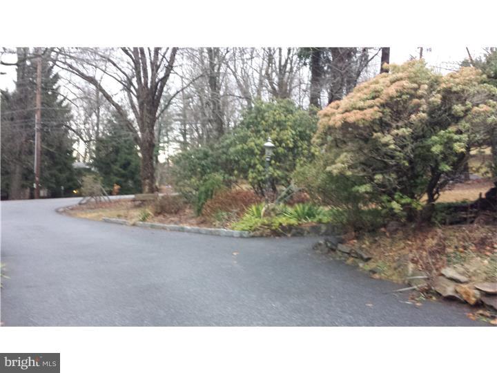 233 Llewellyn Road Aston, PA 19014 - Photo 5 of 25 Driveway
