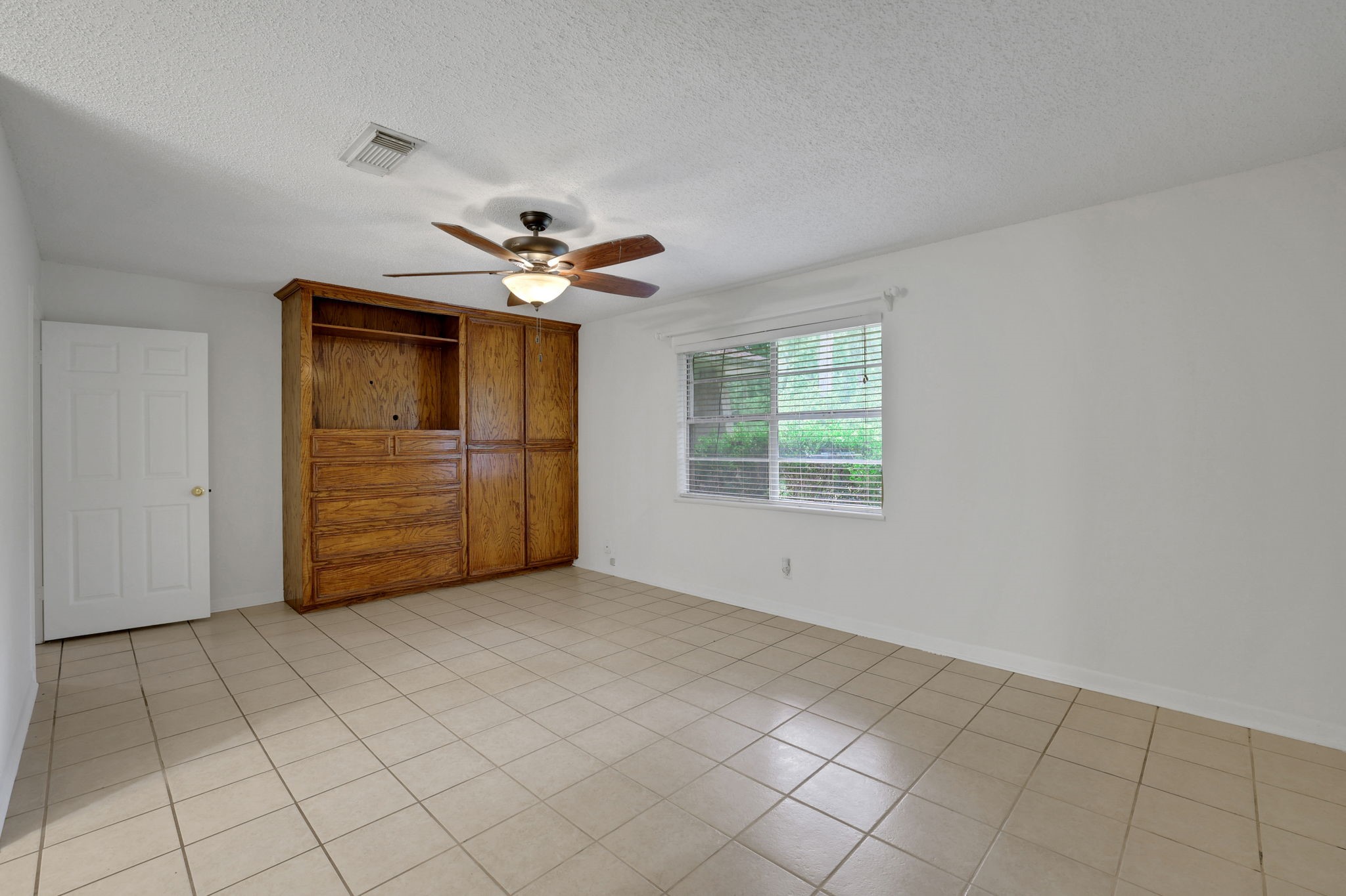 113 Hillendale Street Livingston, TX 77351 - Photo 16 of 36 Built ins for additional storage