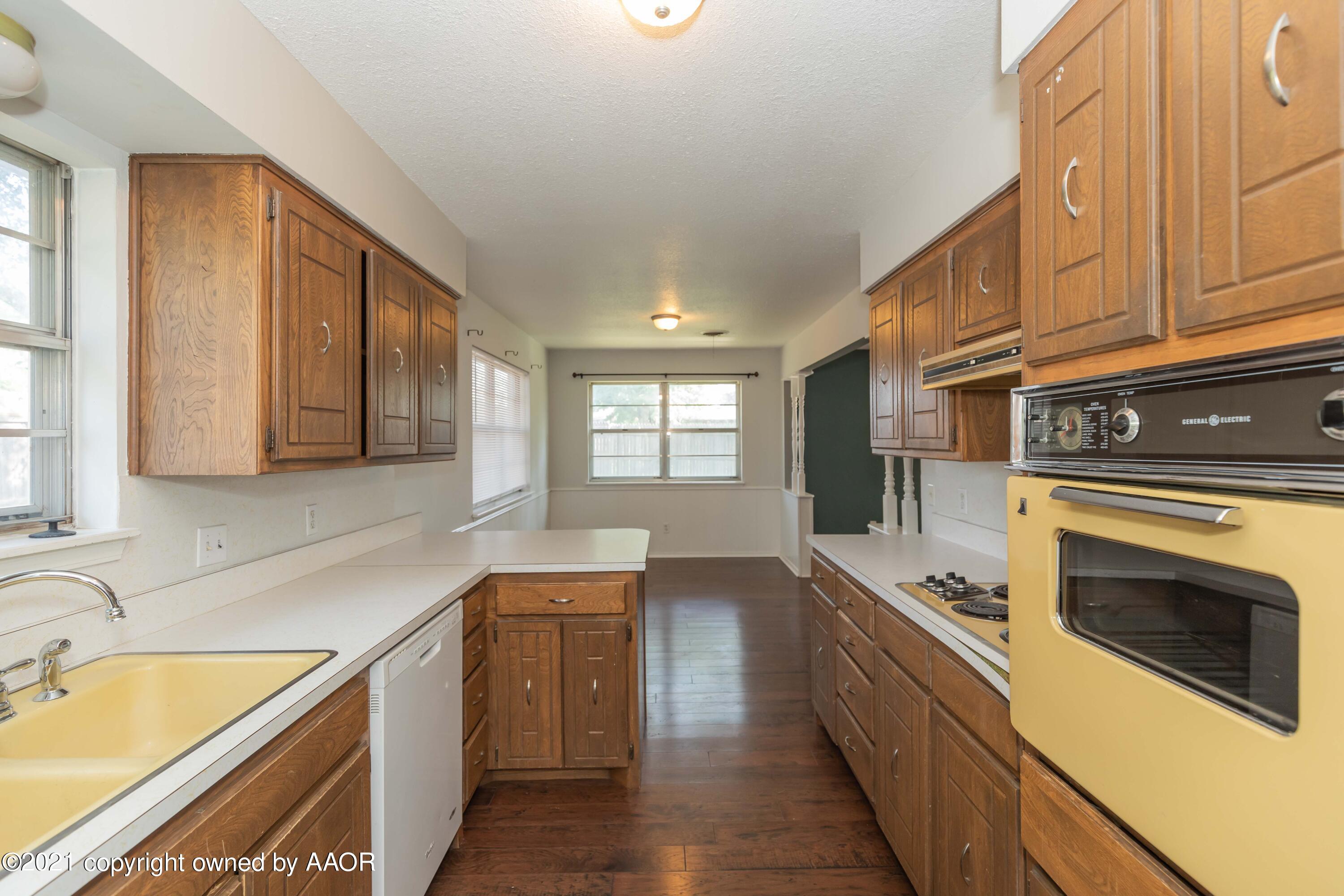5018 Hillside Road Amarillo, TX 79109 - Photo 11 of 37 KITCHEN VIEW 3