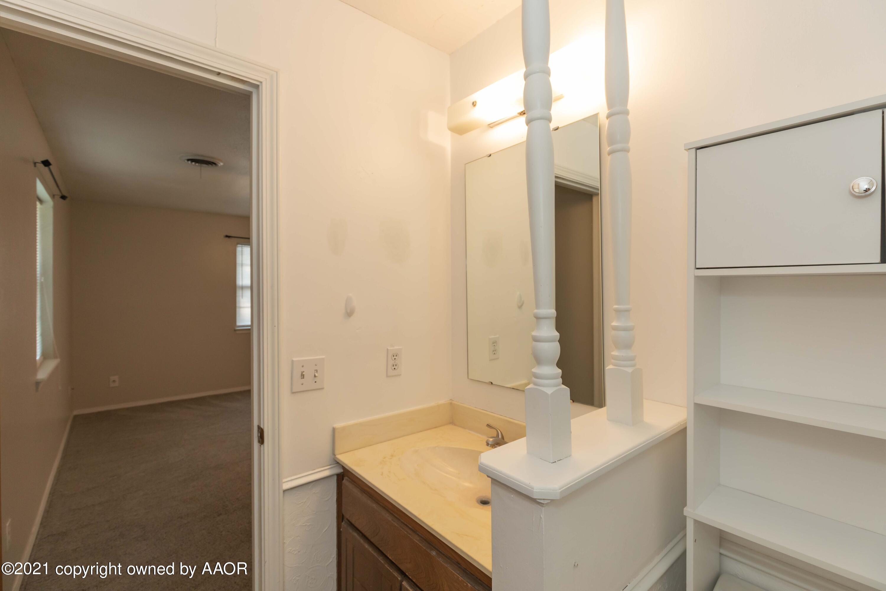 5018 Hillside Road Amarillo, TX 79109 - Photo 21 of 37 MASTER BATH VIEW 2