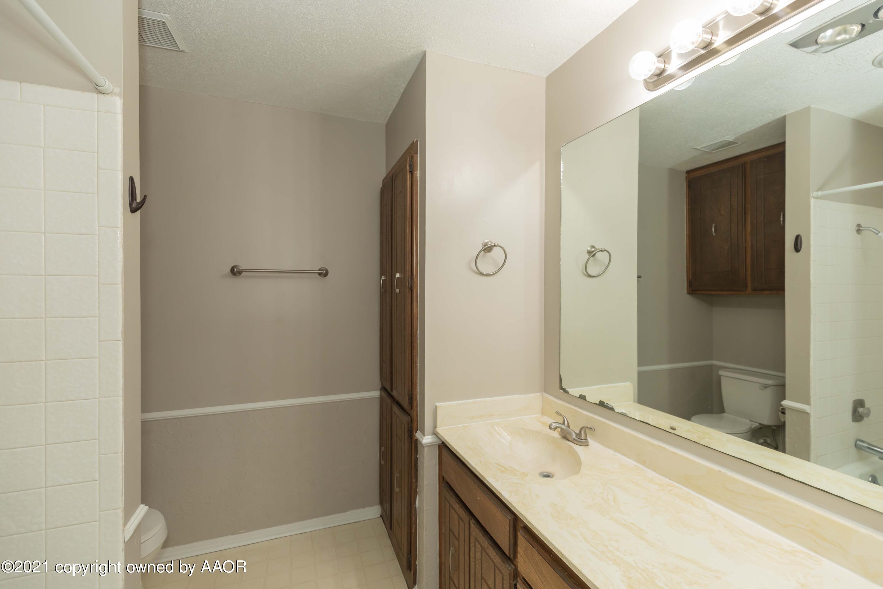 5018 Hillside Road Amarillo, TX 79109 - Photo 26 of 37 BATHROOM 2 VIEW 1