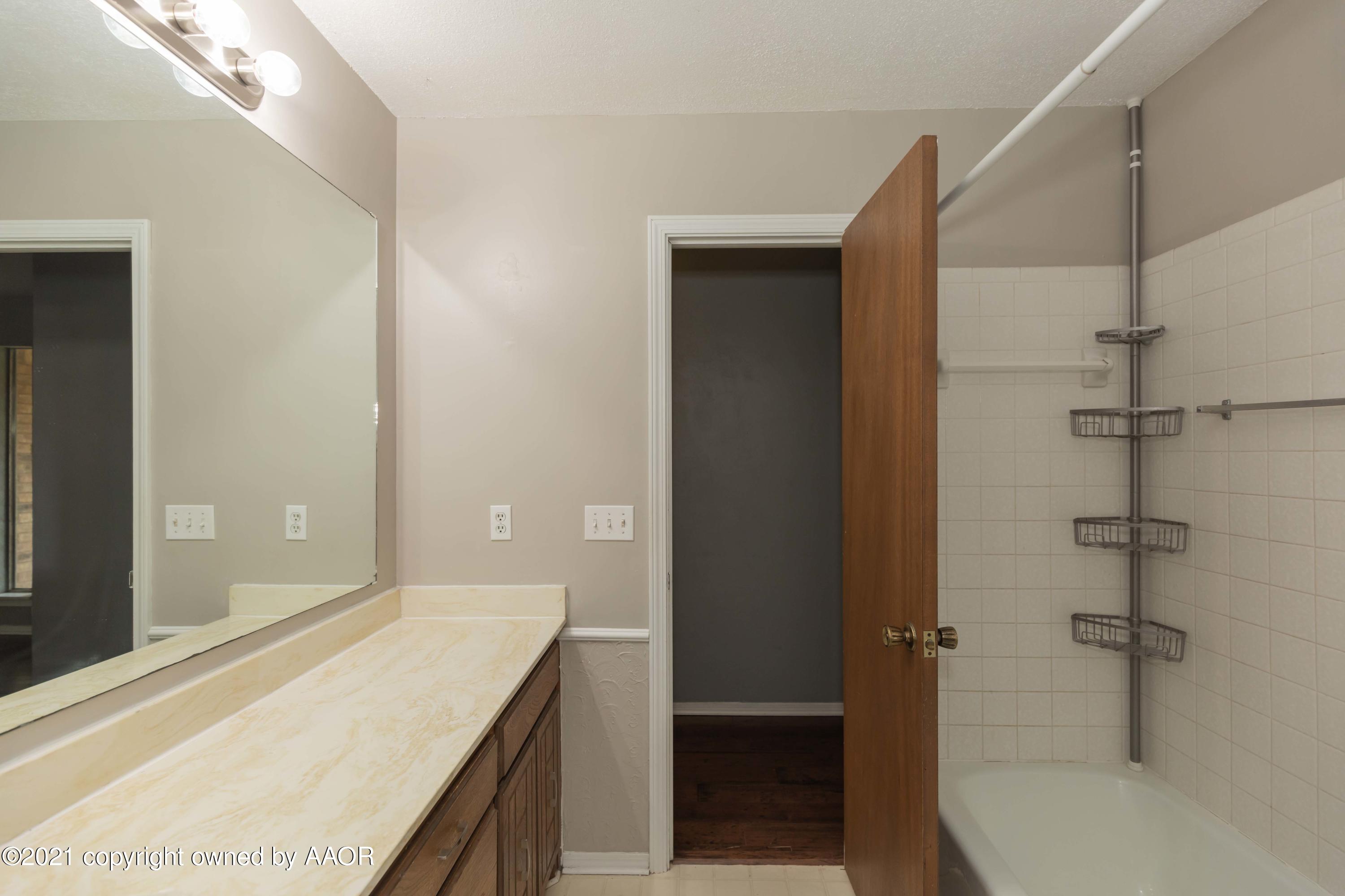5018 Hillside Road Amarillo, TX 79109 - Photo 27 of 37 BATHROOM 2 VIEW 2