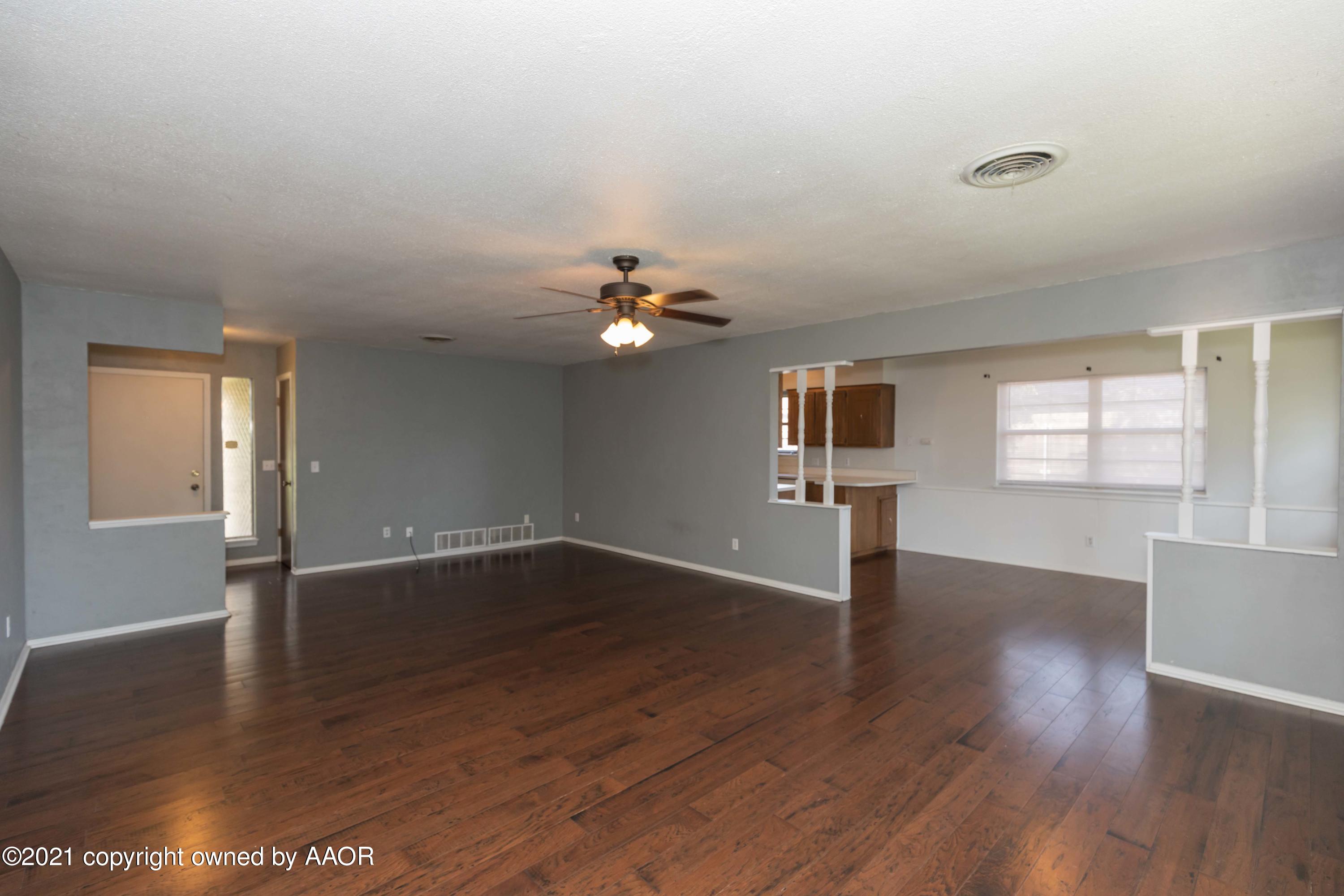5018 Hillside Road Amarillo, TX 79109 - Photo 7 of 37 LIVING ROOM VIEW 3