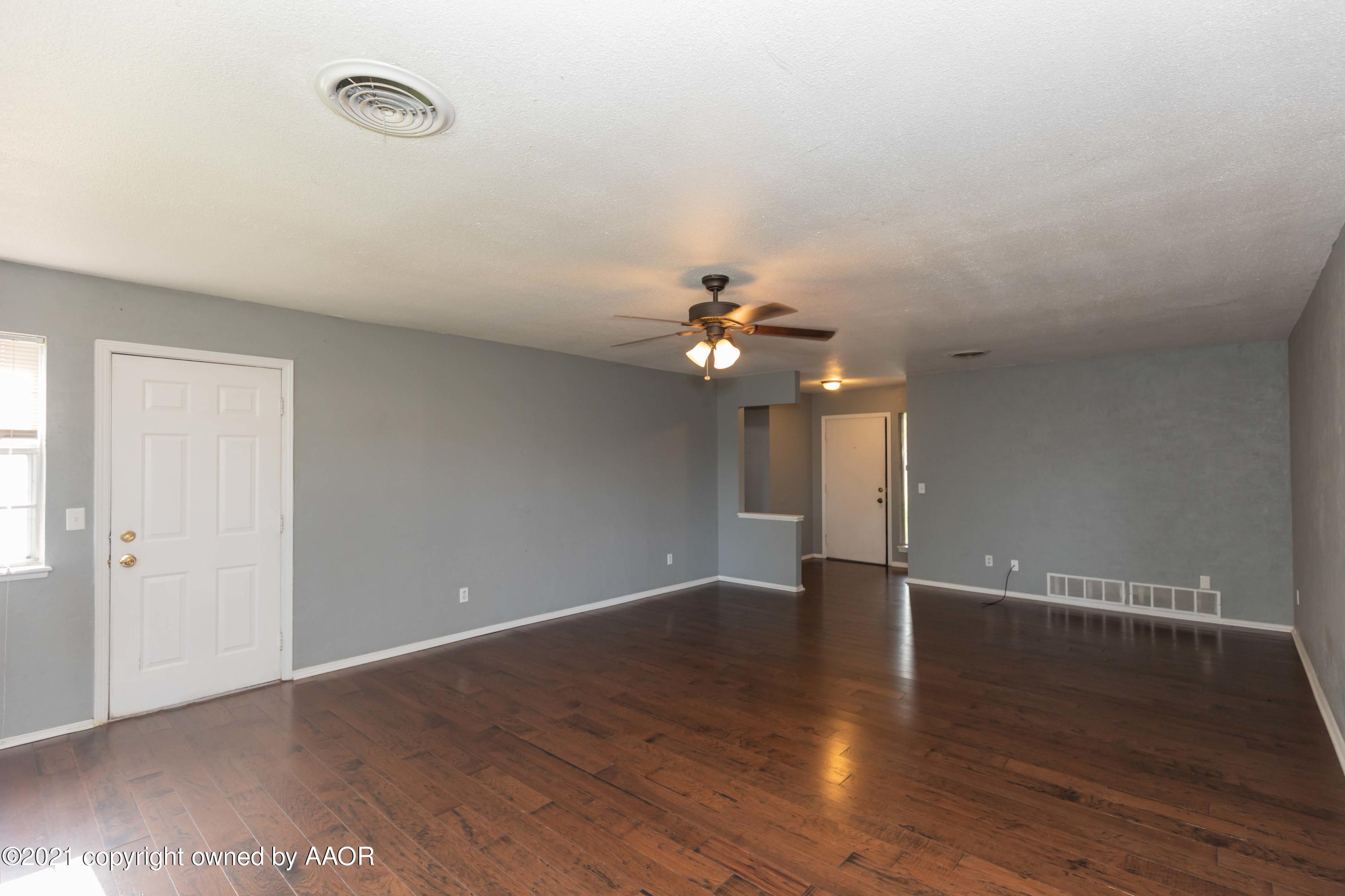 5018 Hillside Road Amarillo, TX 79109 - Photo 8 of 37 LIVING ROOM VIEW 4