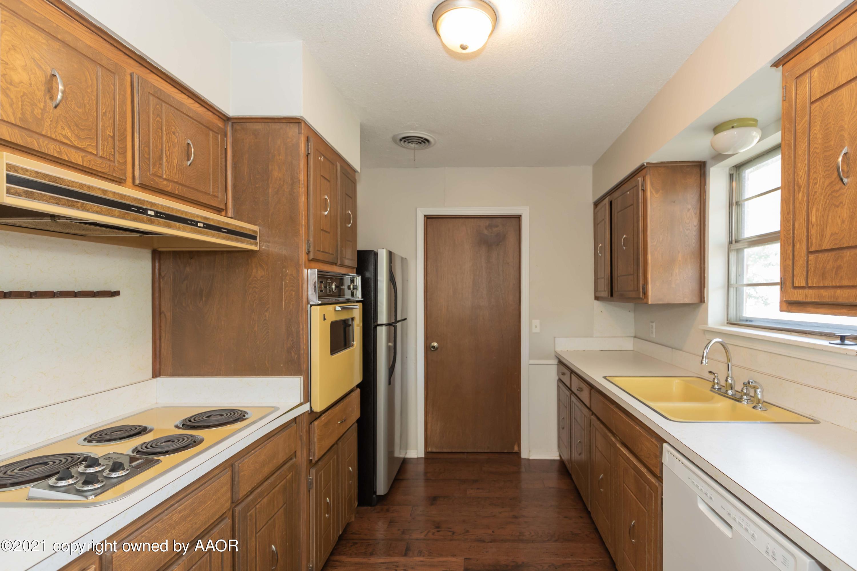 5018 Hillside Road Amarillo, TX 79109 - Photo 9 of 37 KITCHEN VIEW 1