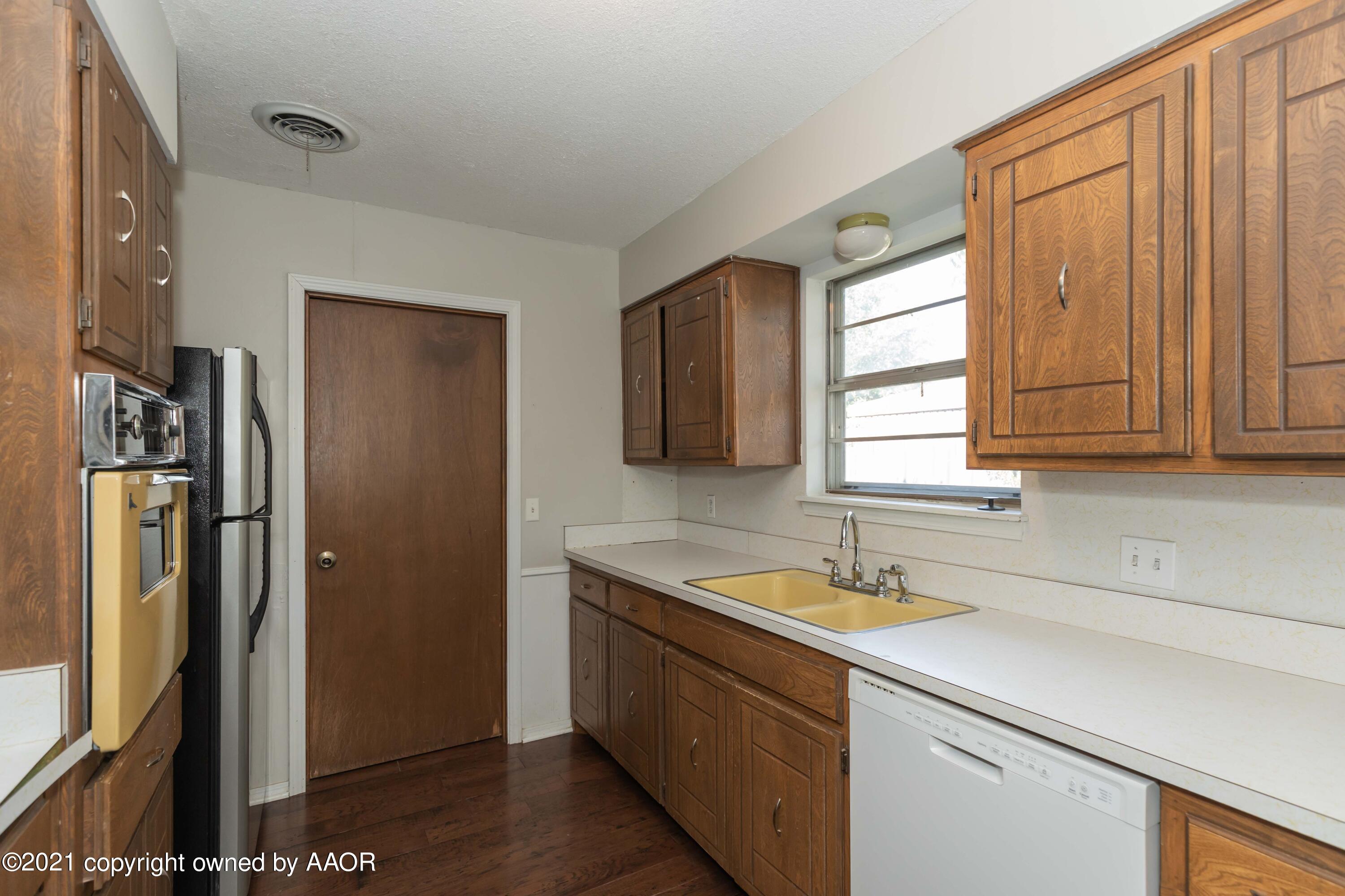 5018 Hillside Road Amarillo, TX 79109 - Photo 10 of 37 KITCHEN VIEW 2