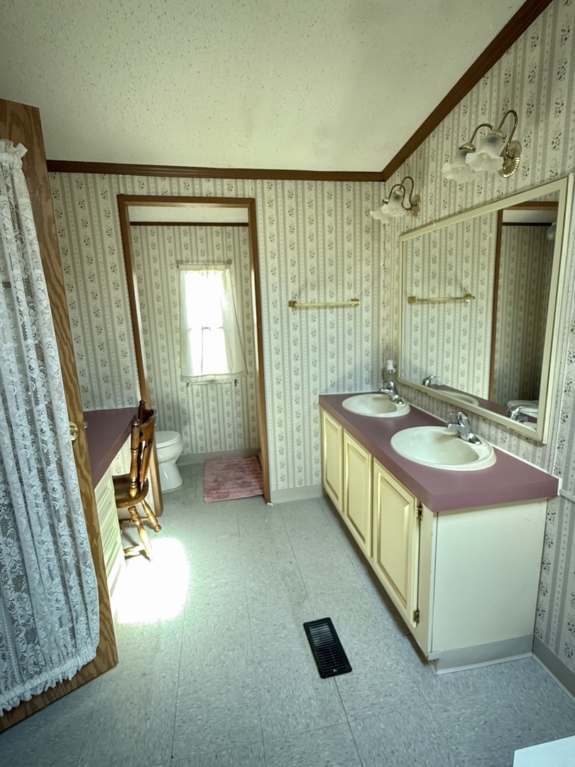 23 Walnut Street Minooka, IL 60447 - Photo 12 of 17 a bathroom with a sink a mirror and a bathtub