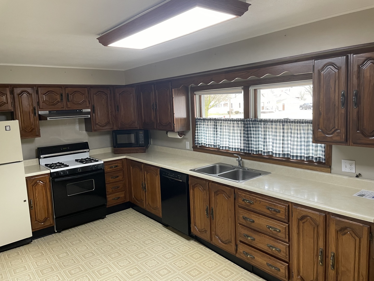 205 North 3rd Street Danforth, IL 60930 - Photo 4 of 17 a kitchen with stainless steel appliances granite countertop a sink stove and refrigerator