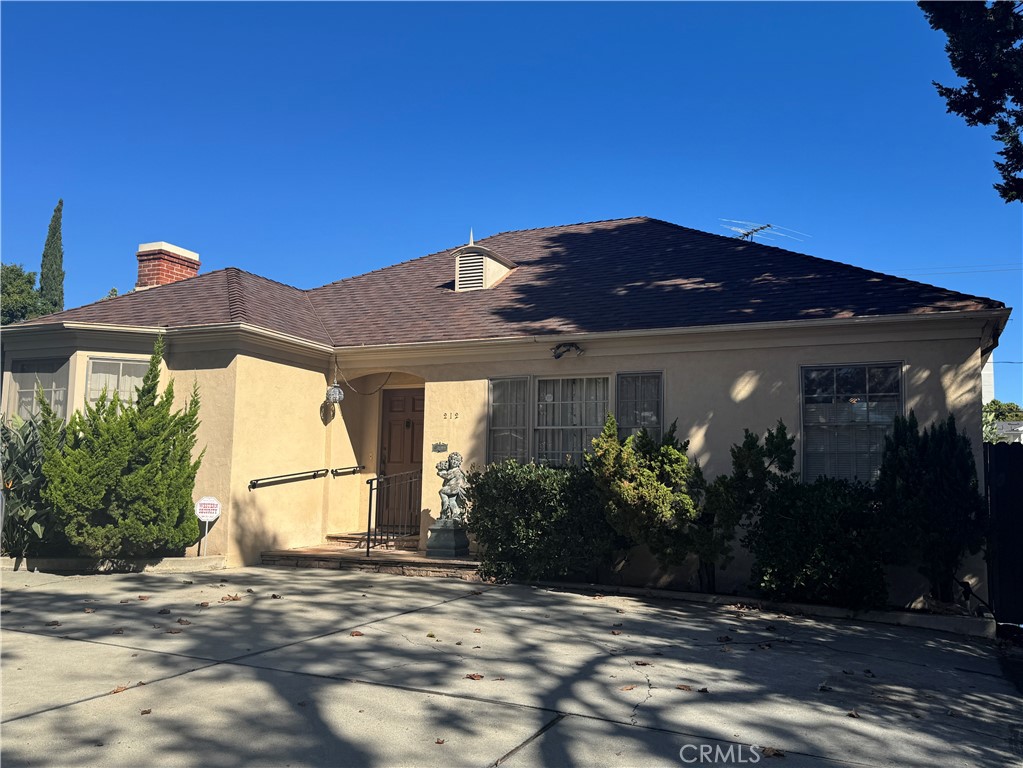 212 South Rodeo Drive Beverly Hills, CA 90212 - Photo 1 of 1 a front view of a house with garden