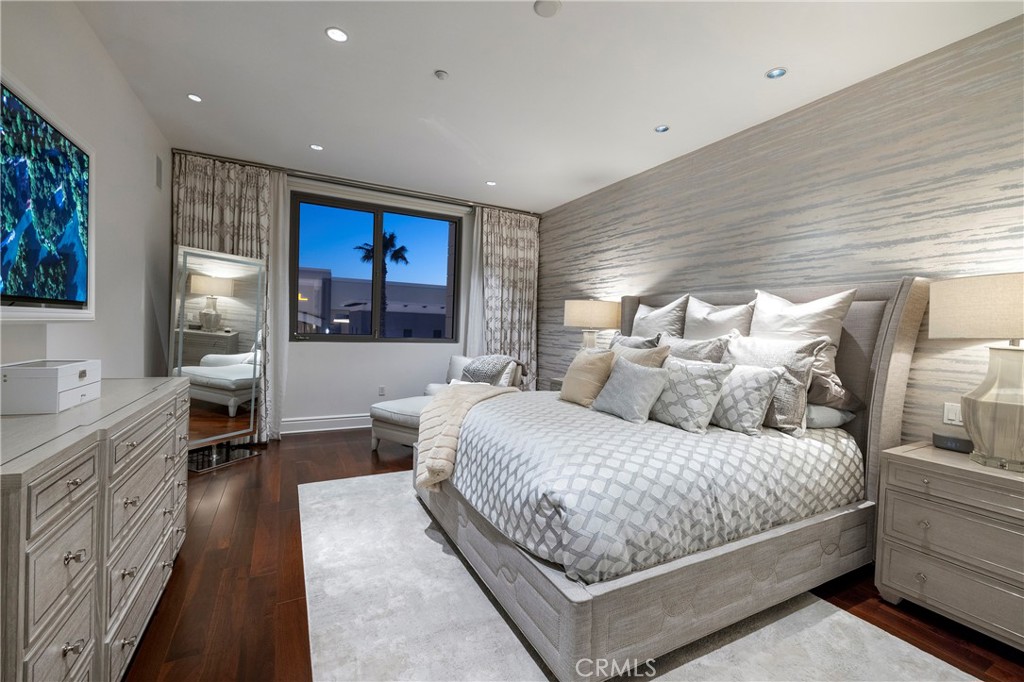 345 East Colorado Boulevard, Unit 404 Pasadena, CA 91101 - Photo 23 of 57 a bedroom with a large bed and a window