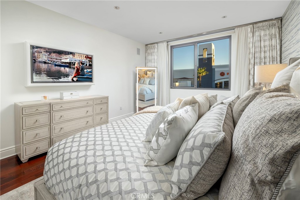 345 East Colorado Boulevard, Unit 404 Pasadena, CA 91101 - Photo 24 of 57 a bedroom with a bed and a flat screen tv