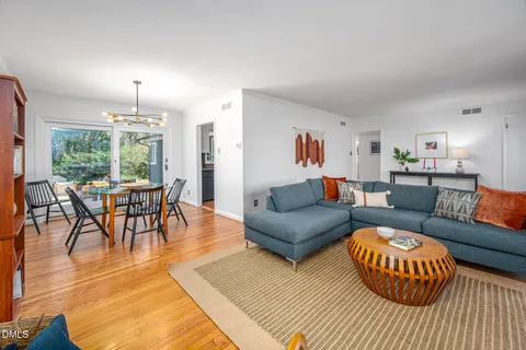 $750,000 | 1109 Sourwood Circle, Chapel Hill, NC 27517