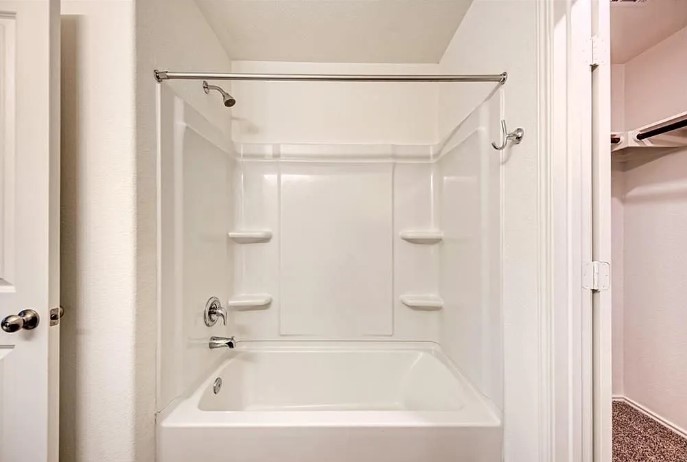 817 Circle Way, Unit 7I Jarrell, TX 76537 - Photo 20 of 33 Full bath with washtub / shower combination