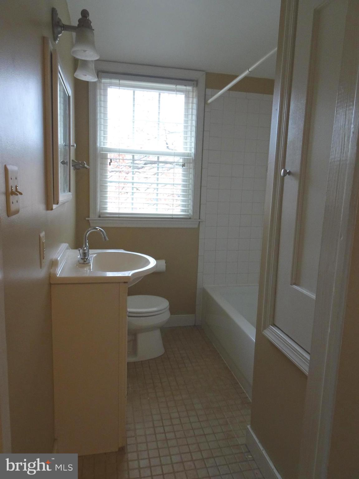 1635 Aberdeen Road Baltimore, MD 21286 - Photo 12 of 22 Full bath in really good condition tub shower