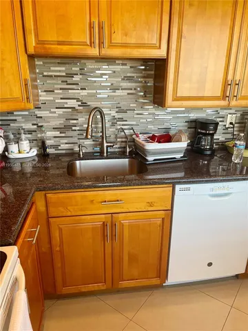 $180,000 | 3940 Northwest 42nd Avenue, Unit 319, Lauderdale Lakes, FL 33319