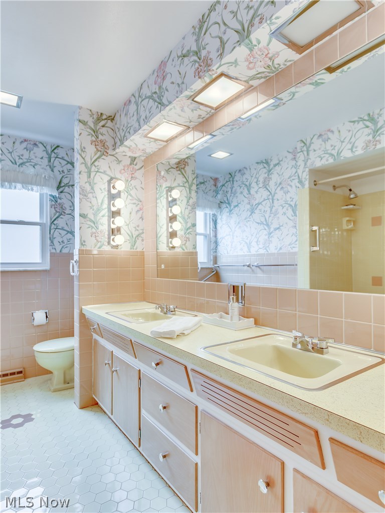 2006 Brookshire Road Akron, OH 44313 - Photo 29 of 35 Guest bath with dbl sinks!