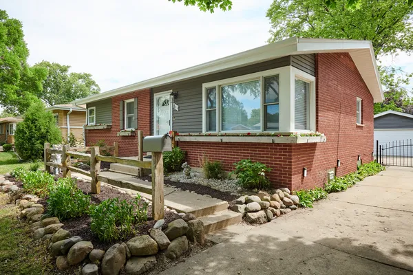 $489,900 | 611 North Elmhurst Avenue, Mount Prospect, IL 60056