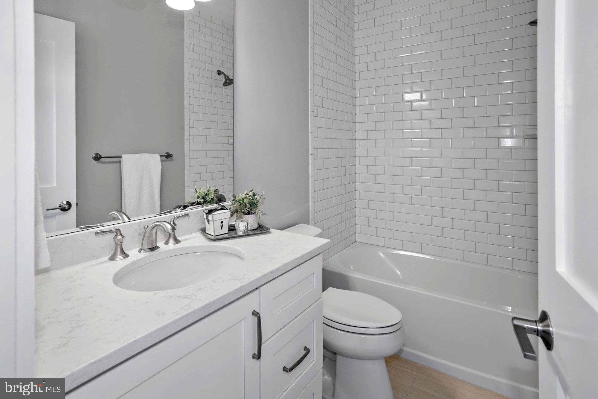 10201 Gary Road Potomac, MD 20854 - Photo 15 of 33 Secondary bath with tub option