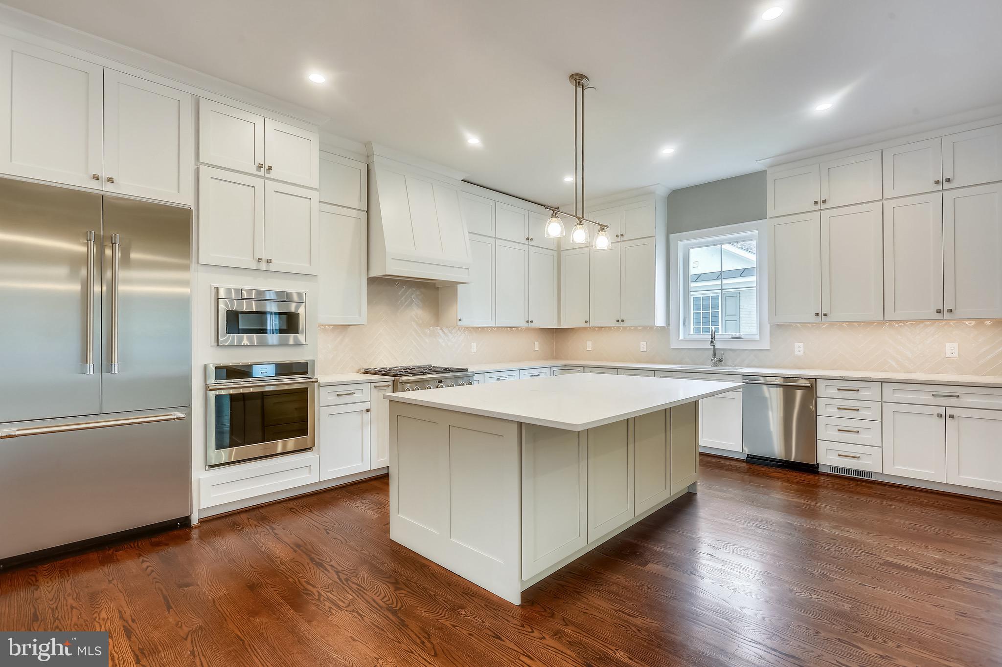10201 Gary Road Potomac, MD 20854 - Photo 23 of 33 Love all white with quartz.