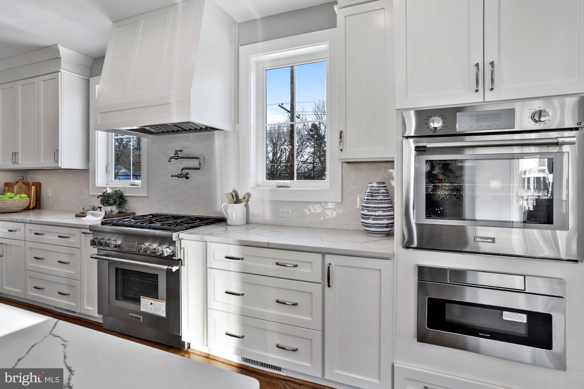 10201 Gary Road Potomac, MD 20854 - Photo 4 of 33 Professional stainless appliances