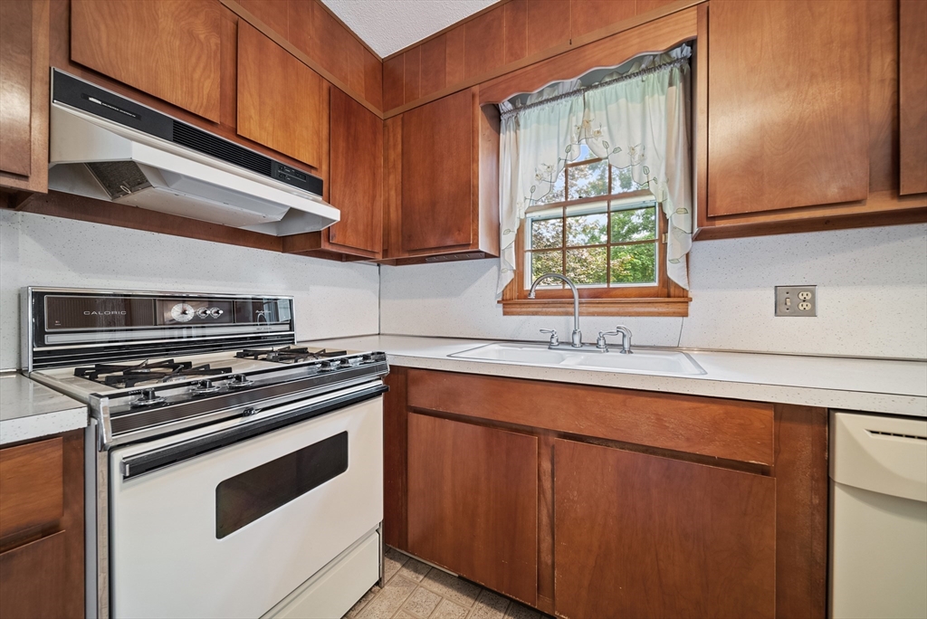 672 Old Bedford Road Concord, MA 01742 - Photo 11 of 36