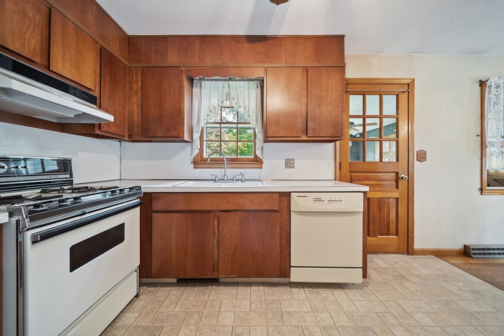 672 Old Bedford Road Concord, MA 01742 - Photo 10 of 36