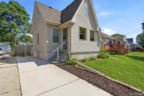 $1,400 | 735 East Maxlow Avenue, Hazel Park, MI 48030