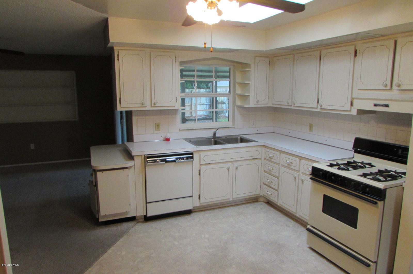 924 Kings Post Road Rockledge, FL 32955 - Photo 3 of 10 Kitchen