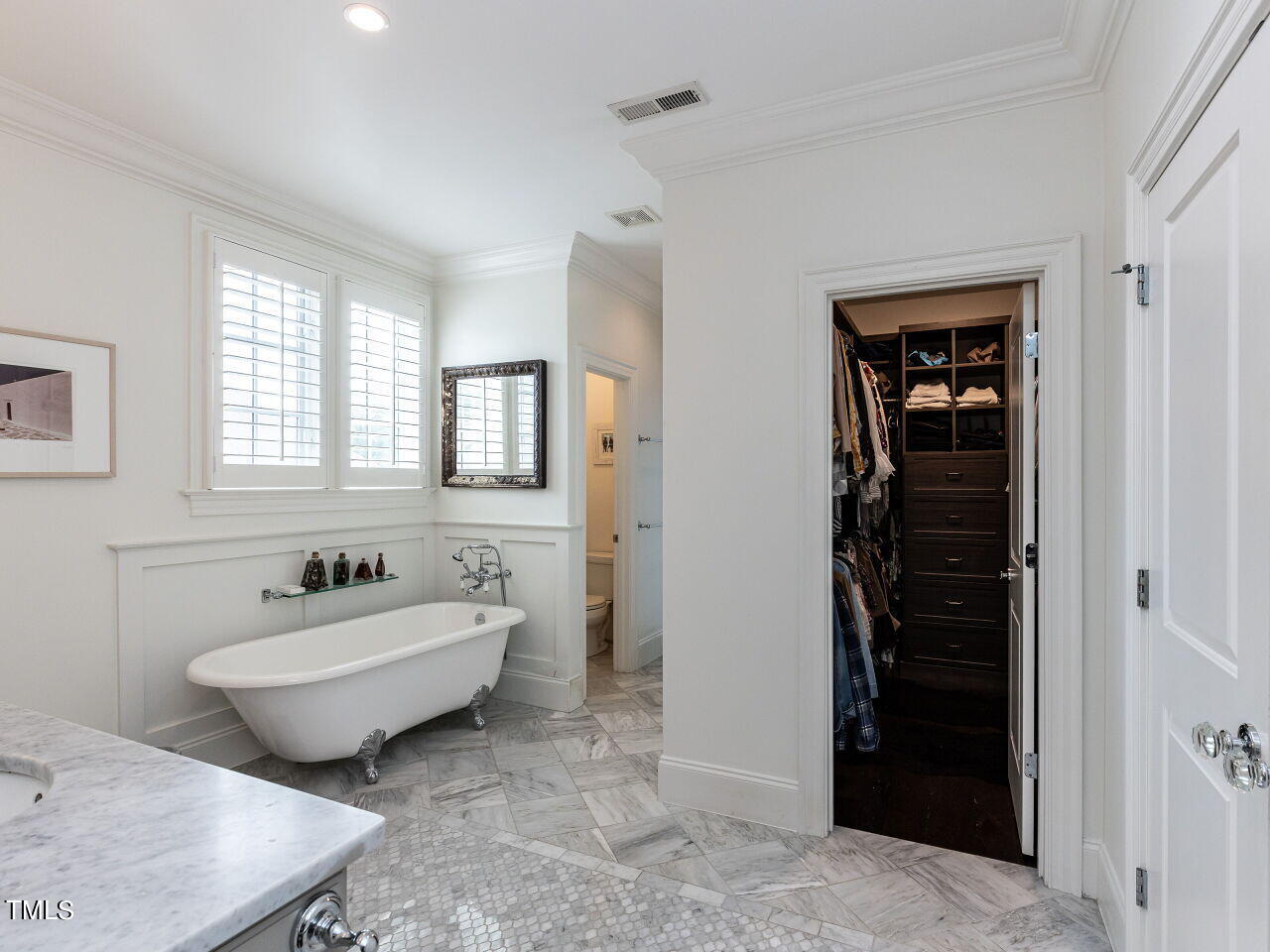 543 Guilford Circle Raleigh, NC 27608 - Photo 12 of 46 a bathroom with a bathtub a sink a window and a mirror