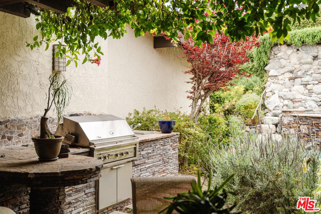2208 Westridge Road Los Angeles, CA 90049 - Photo 24 of 42
