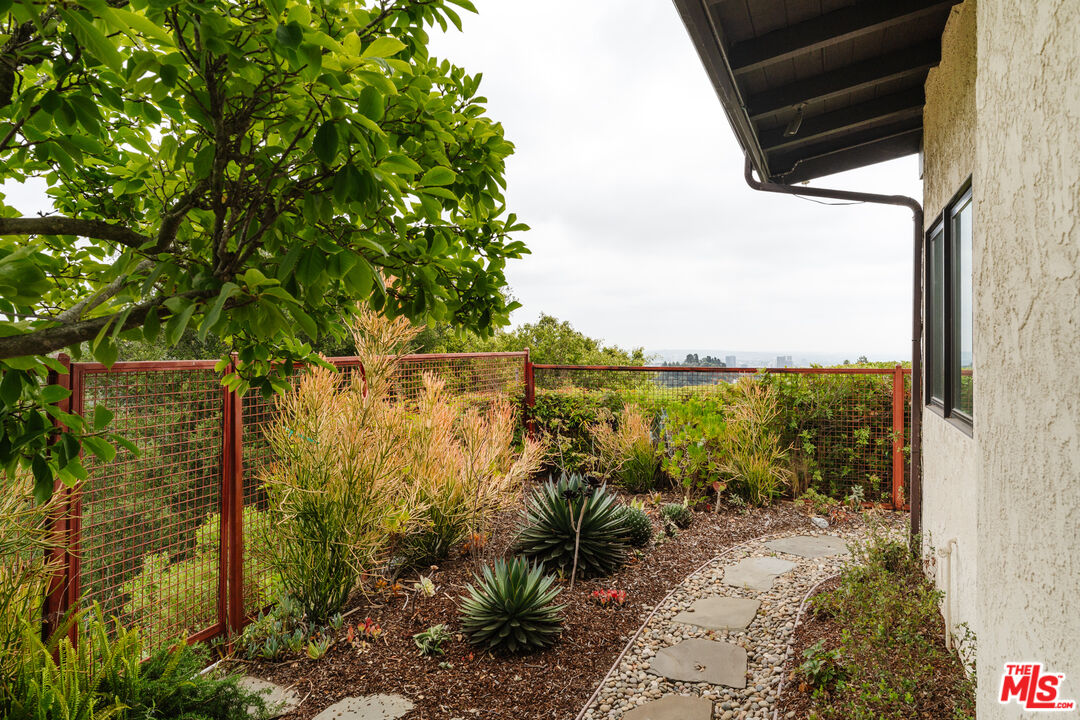 2208 Westridge Road Los Angeles, CA 90049 - Photo 28 of 42