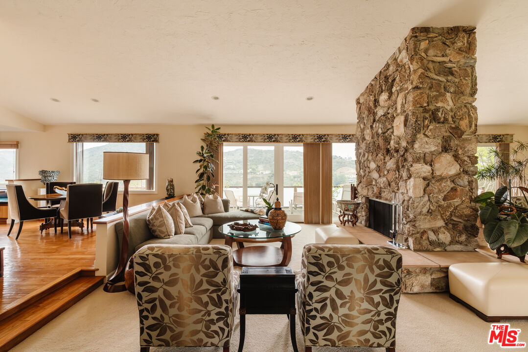 2208 Westridge Road Los Angeles, CA 90049 - Photo 3 of 42
