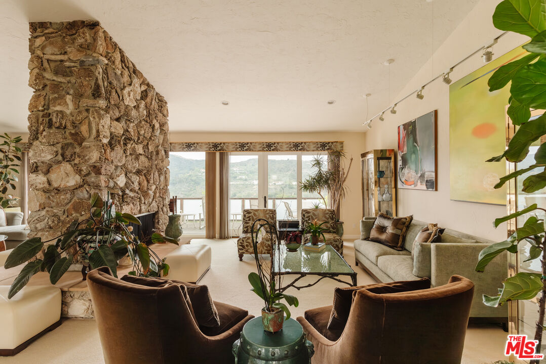 2208 Westridge Road Los Angeles, CA 90049 - Photo 4 of 42