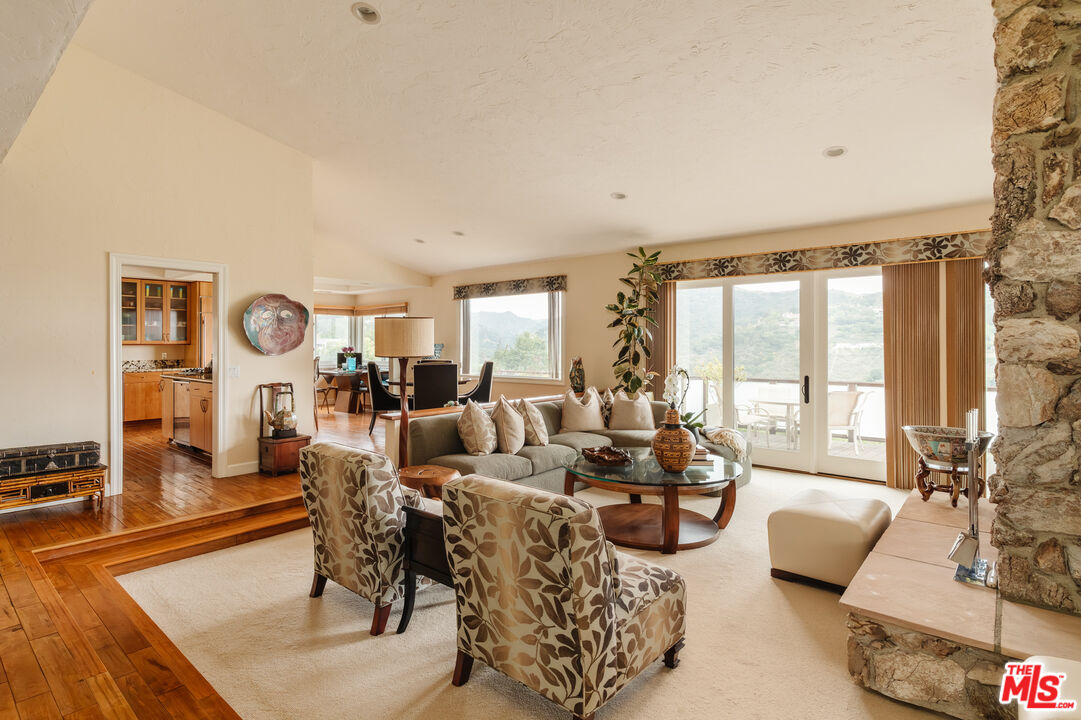 2208 Westridge Road Los Angeles, CA 90049 - Photo 7 of 42