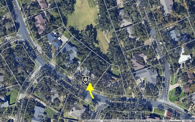 a view of a houses with a yard