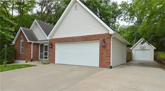 $385,000 | 11 Chadwick Lane, Country Club, MO 64506