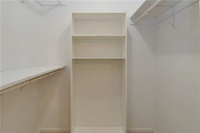 $385,000 | 11 Chadwick Lane, Country Club, MO 64506