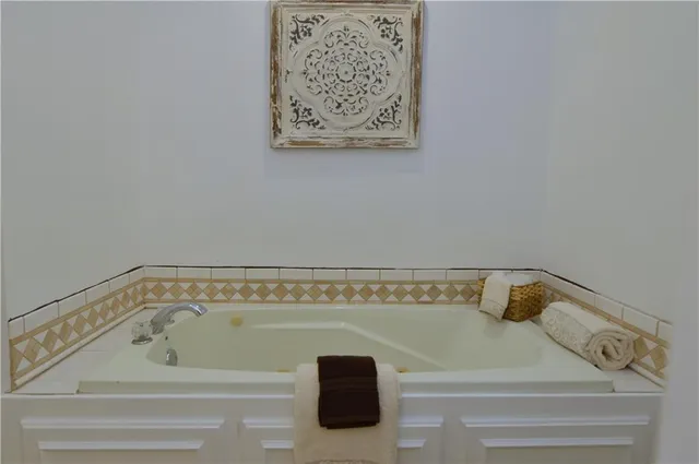 $385,000 | 11 Chadwick Lane, Country Club, MO 64506