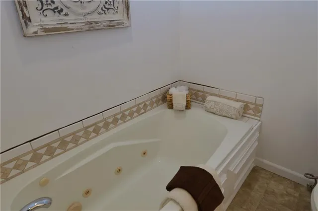 $385,000 | 11 Chadwick Lane, Country Club, MO 64506