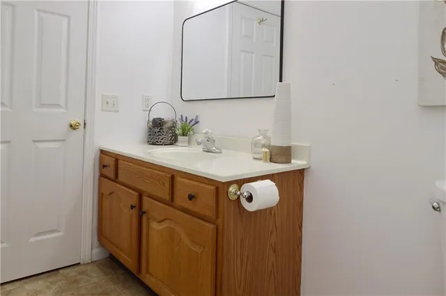 $385,000 | 11 Chadwick Lane, Country Club, MO 64506