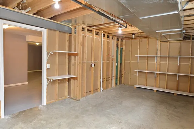 $385,000 | 11 Chadwick Lane, Country Club, MO 64506