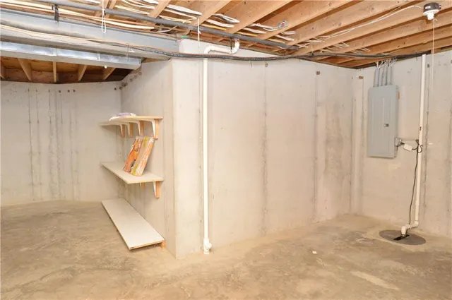 $385,000 | 11 Chadwick Lane, Country Club, MO 64506