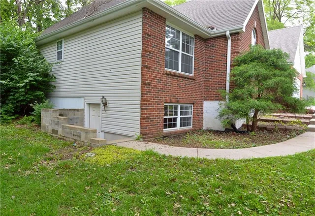 $385,000 | 11 Chadwick Lane, Country Club, MO 64506