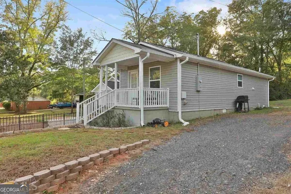 a view of a house with a yard