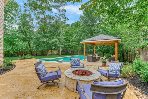 $1,100,000 | 168 West Shadowpoint Circle, The Woodlands, TX 77381
