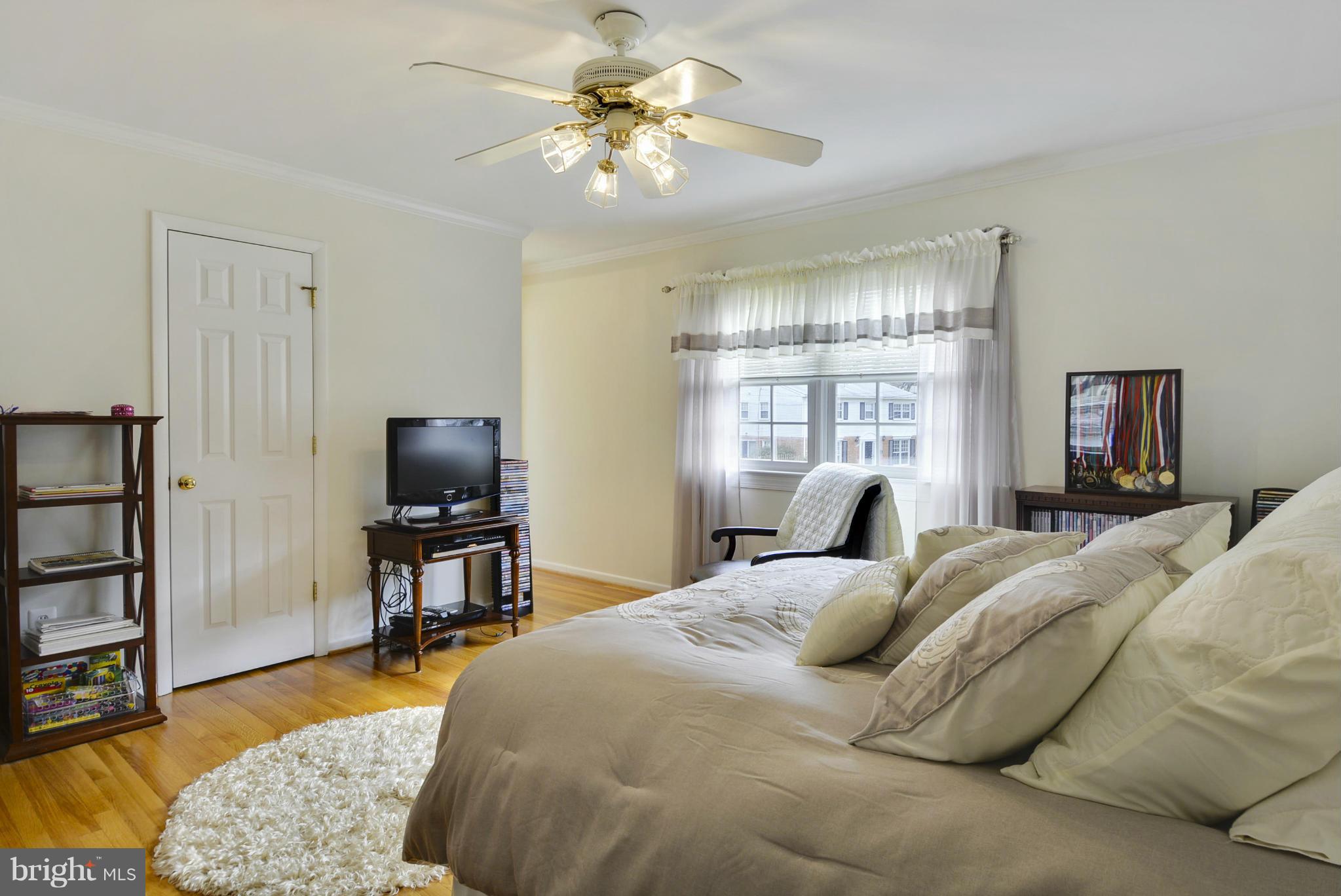 6432 Rives Court Springfield, VA 22150 - Photo 18 of 27 2nd Master Bedroom w/ ensuite bath