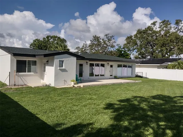 a view of a house with backyard and garden
